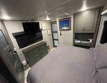 5th Wheel toy hauler has comfort and entertainment to accompany king bed